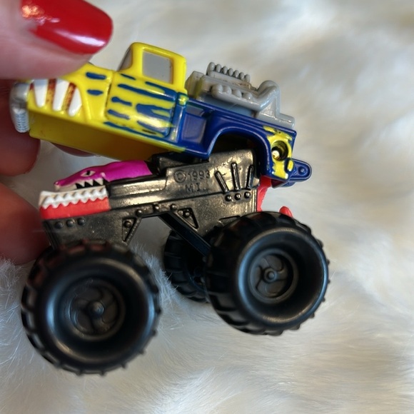 HOTWHEEL Monster truck ,Attack Pack Slaughter jaws
Monster truck 3”x2” - Picture 7 of 8